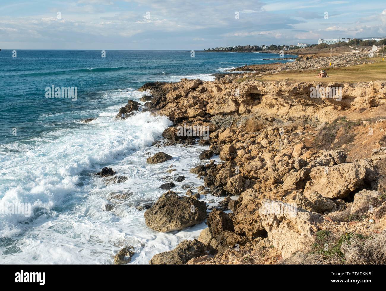 Côte rocheuse, près de la plage de Vénus Chlorakas, Paphos, Chypre. Banque D'Images