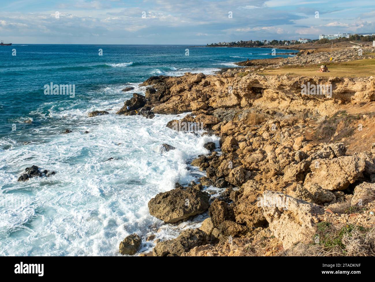 Côte rocheuse, près de la plage de Vénus Chlorakas, Paphos, Chypre. Banque D'Images