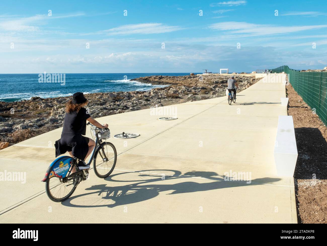 Cyclistes sur le sentier côtier de Paphos entre Paphos et Chloraka, PAPHOS, CHYPRE Banque D'Images
