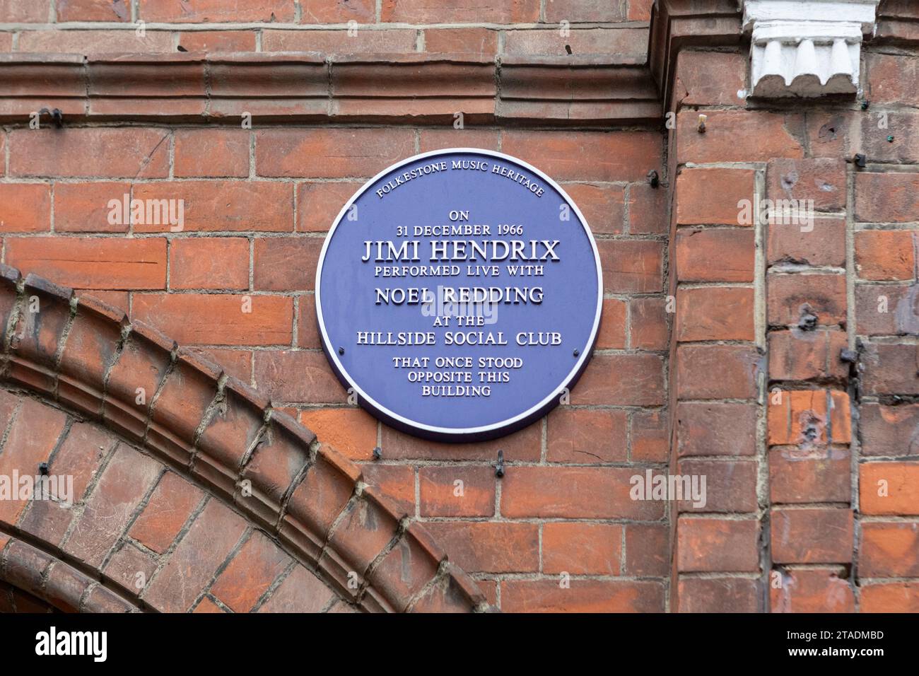 La plaque commémorative bleue de Jimi Hendrix sur l'hôtel Prince Albert, Folkestone, Kent. Banque D'Images