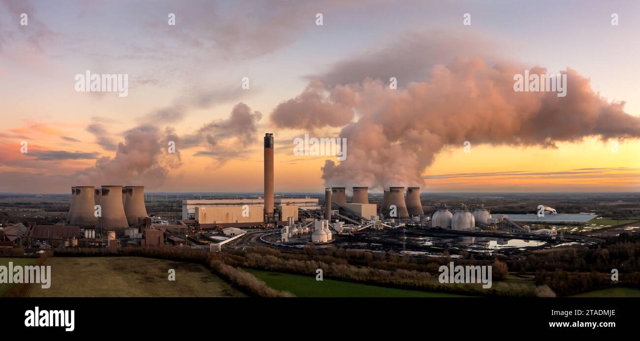 DRAX, YORKSHIRE, ROYAUME-UNI - 29 NOVEMBRE 2023. Paysage panoramique aérien de Drax centrale à charbon dans le Yorkshire, Royaume-Uni au coucher du soleil avec cheminée de charbon et b Banque D'Images