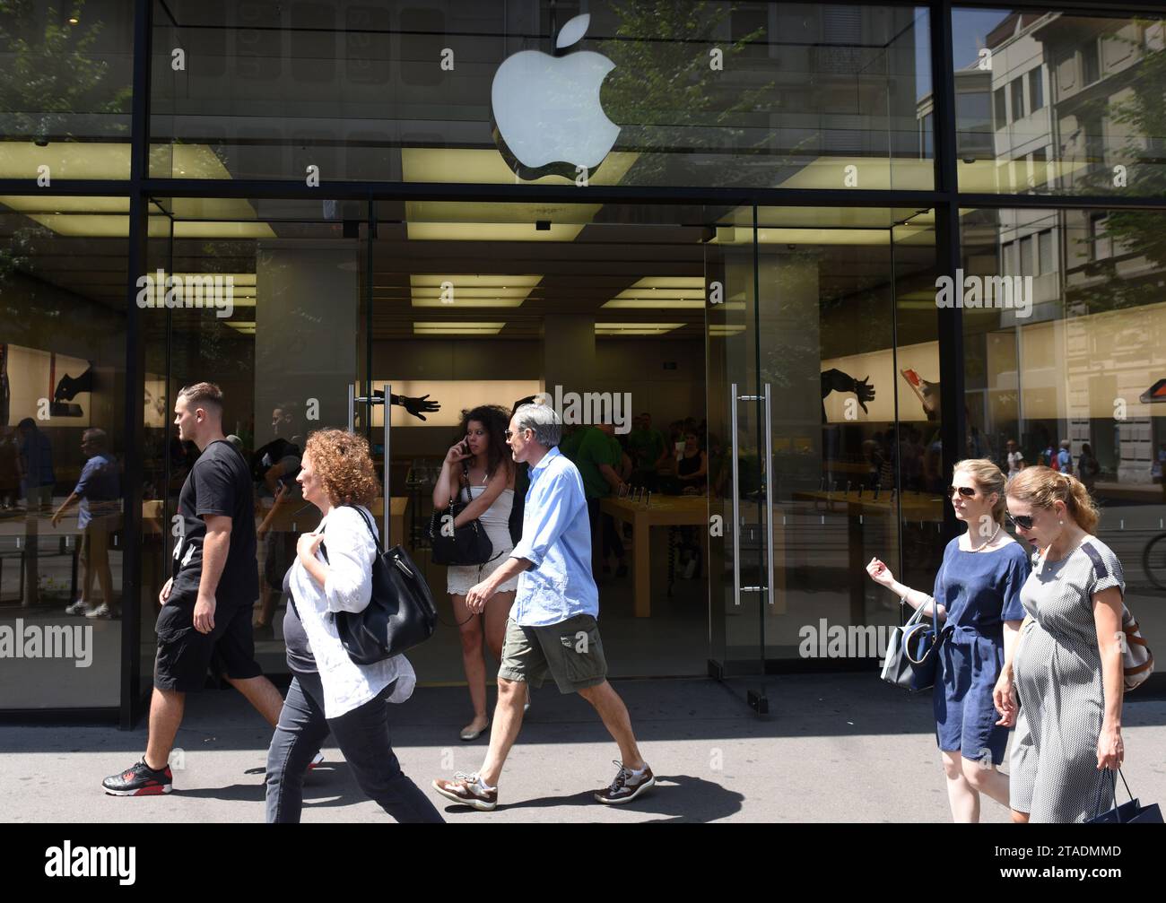 Zurich, Suisse - 03 juin 2017 : Apple Store sur la rue Bahnhofstrasse à Zurich. Banque D'Images