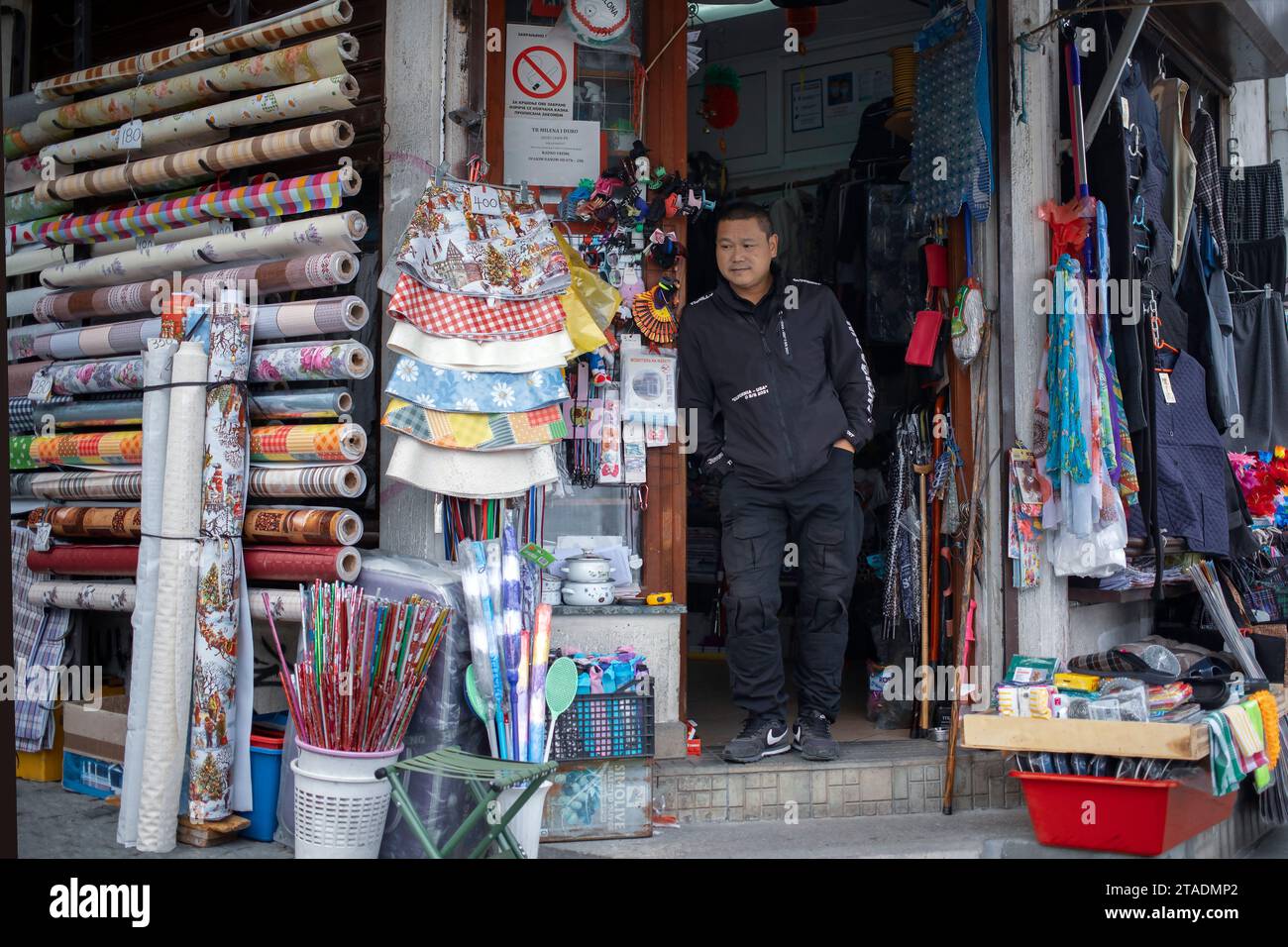 Belgrade, Serbie, novembre 10 : un vendeur chinois se tient à la porte d'un magasin d'articles ménagers à Zemun Banque D'Images
