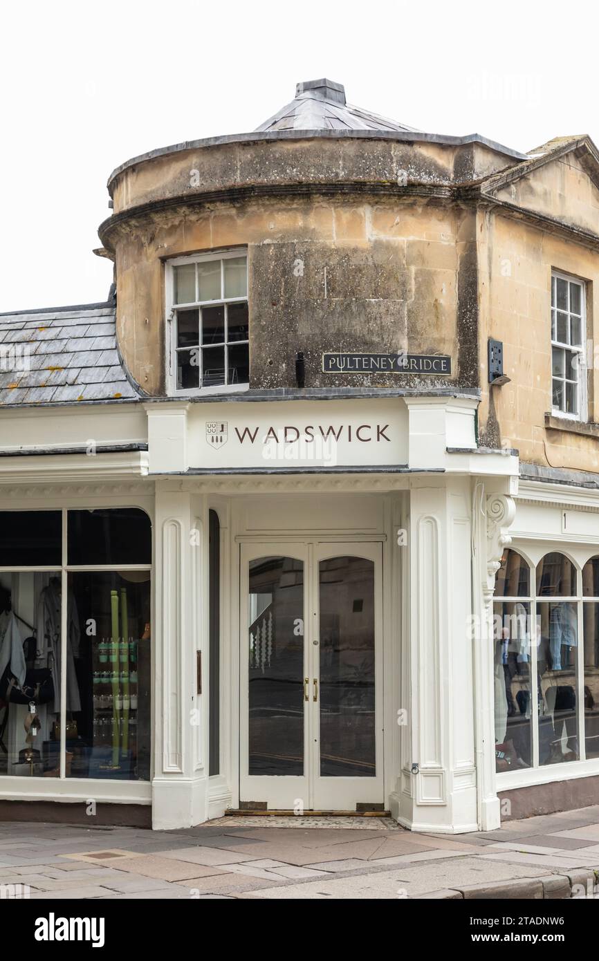 Extérieur du magasin Wadswick sur Pulteney Bridge vendant des vêtements de créateurs des marques Designer, ville de Bath, Angleterre, Royaume-Uni Banque D'Images