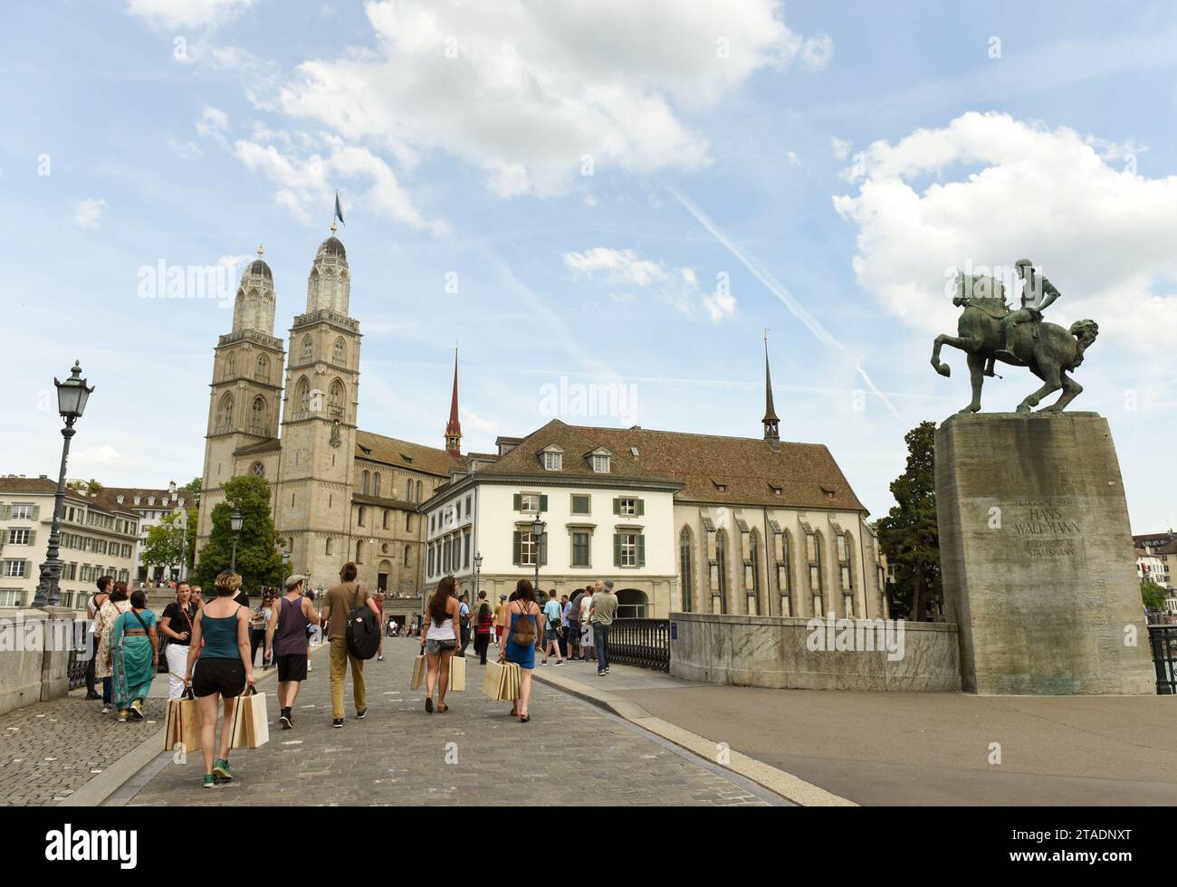 Zurich, Suisse - 03 juin 2017 : personnes sur le pont Münsterbrücke près de l'église de la Grande Minster (Grossmunster) et du monument Hans Waldmann, Zurich, S. Banque D'Images