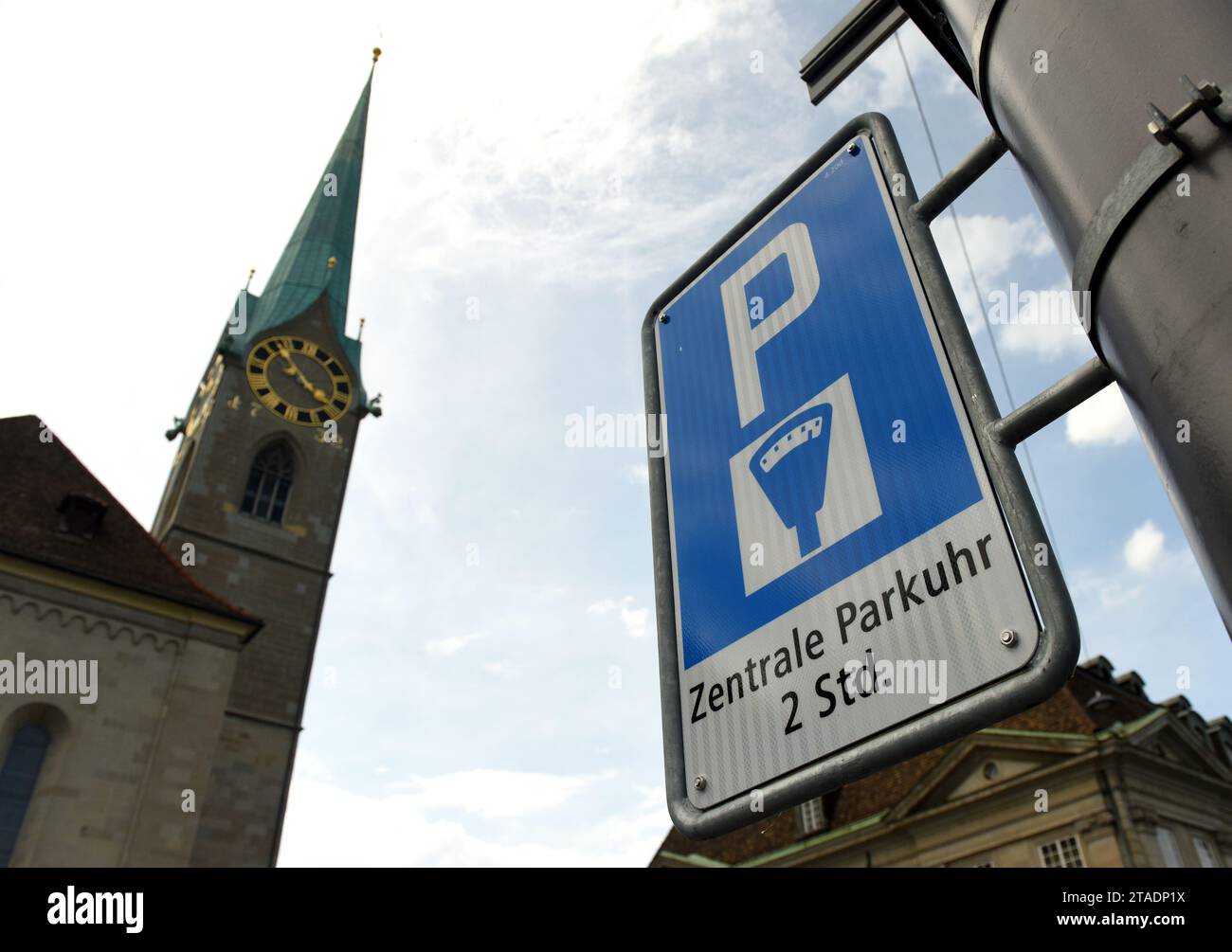 Zurich, Suisse - 03 juin 2017 : panneau de stationnement dans le centre de Zurich et tour de l'église notre-Dame (Fraumunster). Banque D'Images