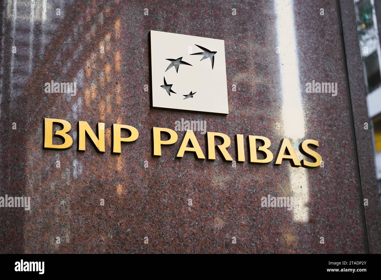 New York, NY - 23 novembre 2023 : panneau logo de la banque multinationale française BNP Paribas sur le siège social des États-Unis mur en marbre poli r Banque D'Images