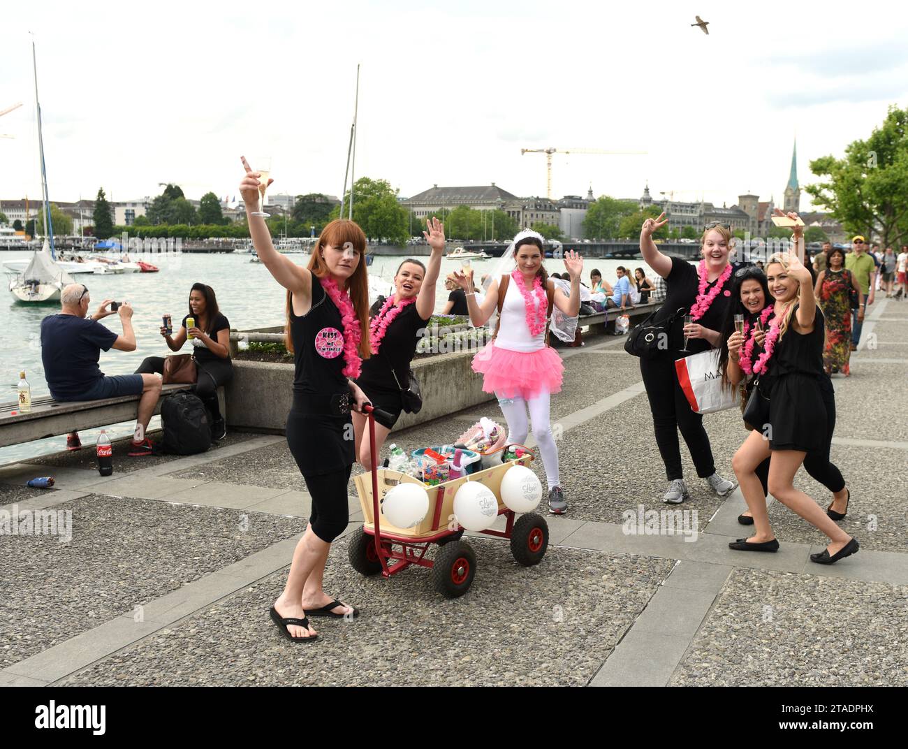 Zurich, Suisse - 03 juin 2017 : les filles célèbrent une fête de mariée de bachelorette (fête de la jeune fille) sur la promenade du lac de Zurich. Banque D'Images