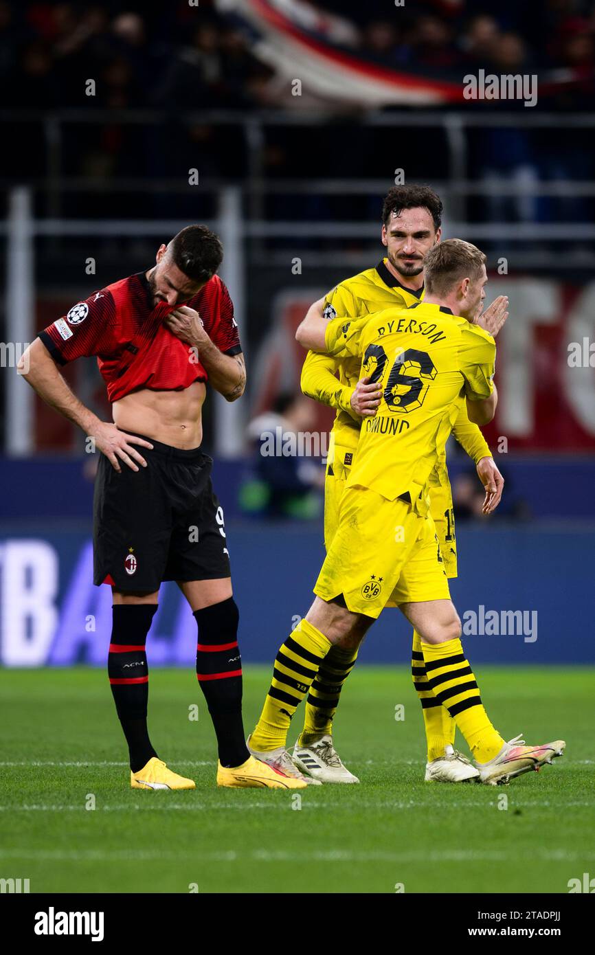 Milan, Italie. 28 novembre 2023. Mats Hummels du Borussia Dortmund célèbre la victoire avec Julian Ryerson du Borussia Dortmund alors qu'Olivier Giroud de l'AC Milan semble abattu à la fin du match de football Serie A entre l'AC Milan et le Borussia Dortmund. Crédit : Nicolò Campo/Alamy Live News Banque D'Images