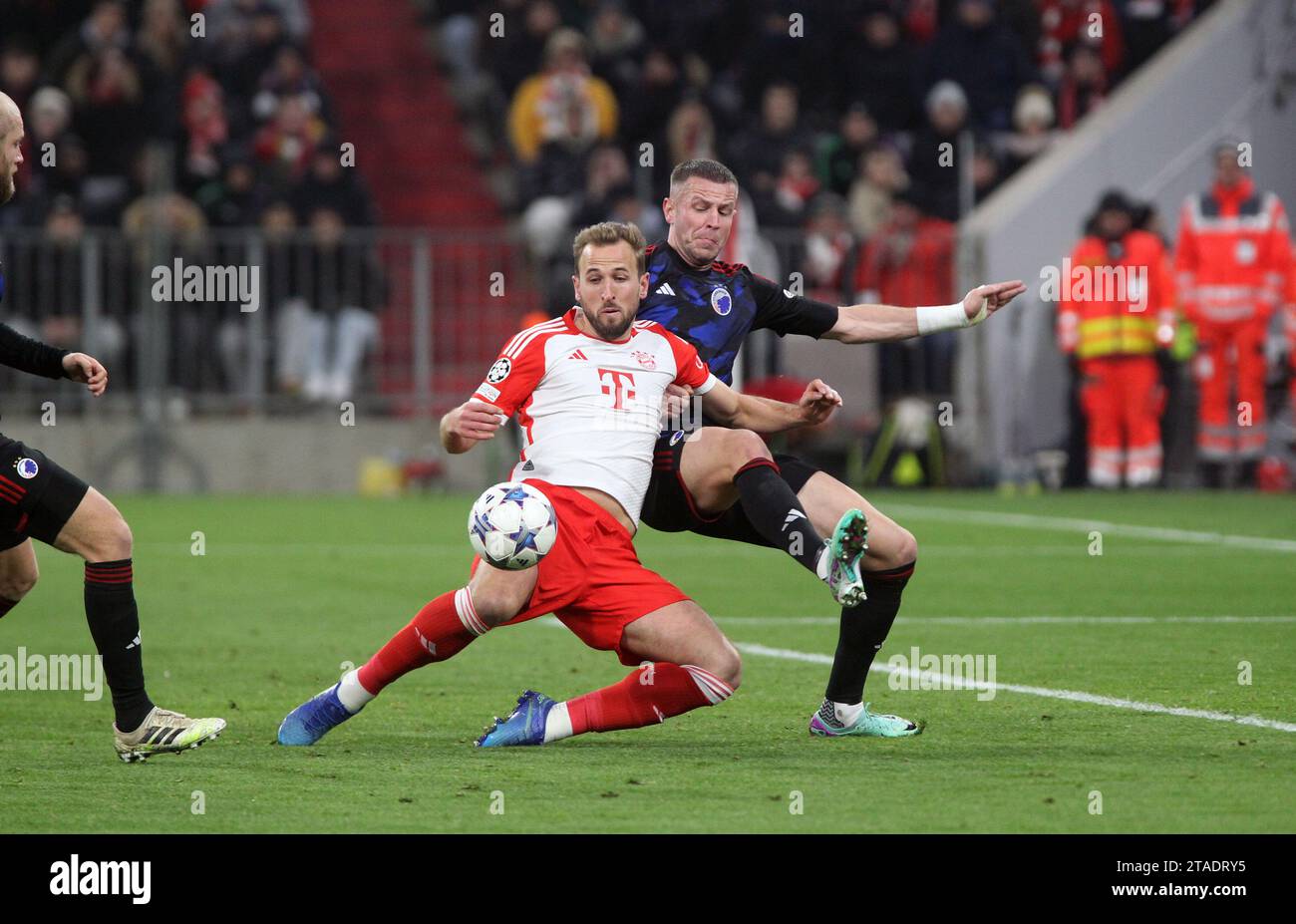 Munich, Allemagne. 29 novembre 2023. MUNICH, Allemagne 29. Novembre 2023 ; #9 Harry KANE vs #3 Denis Vavro de Copenhague lors du match de football Ligue des Champions entre le FC Bayern et le FC COPENHAGUE à Munich à l'Allianz Arena le mercredi 29 novembre. - Photo pour la presse ; photo par Arthur THILL/ATP images (THILL Arthur/ATP/SPP) crédit : SPP Sport Press photo. /Alamy Live News Banque D'Images