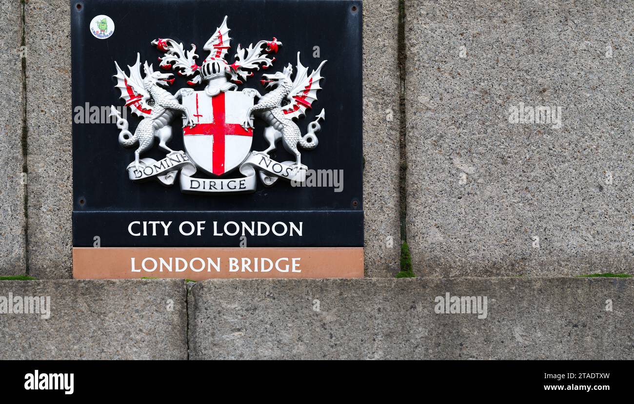 London Bridge, EC4, avec les armoiries et la devise de la City of London, Angleterre. Banque D'Images