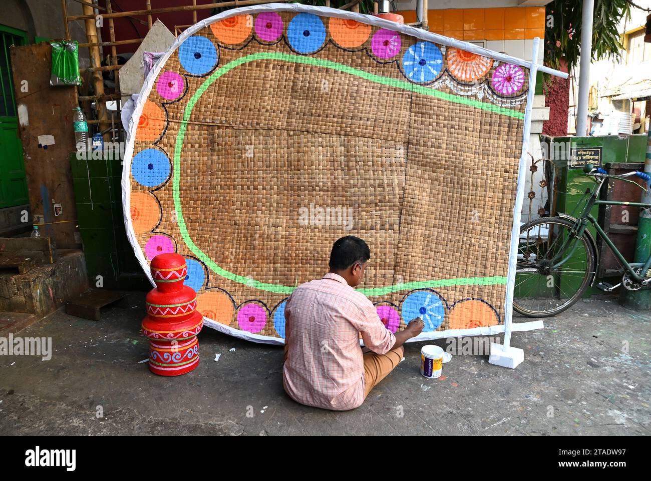 Artisans locaux travaillant sur la création d'objets artisanaux à vendre dans le grand festival bengali Durga Puja à la ville de Joy Kolkata, en Inde Banque D'Images