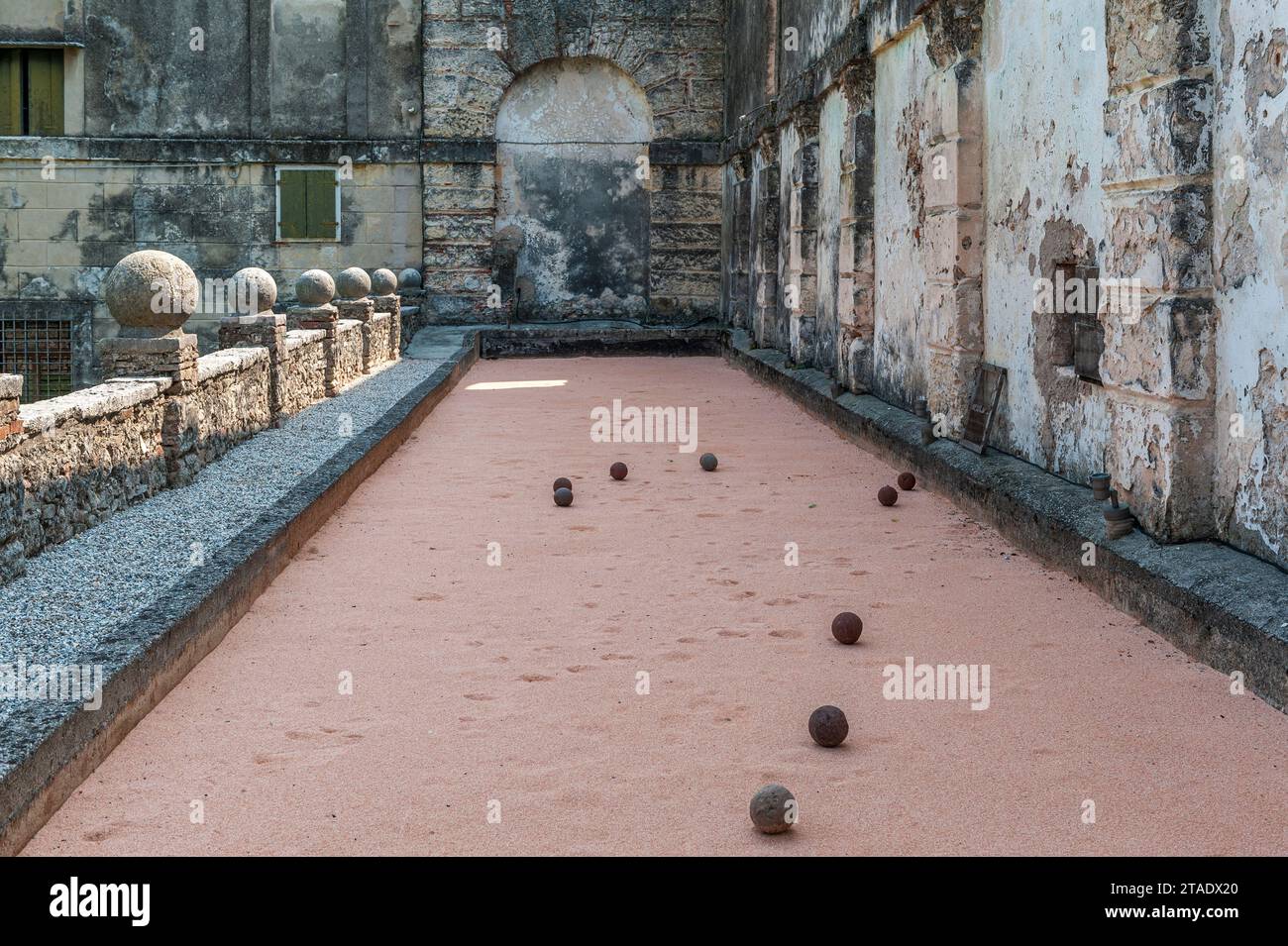 L'ancienne cour de 18c 'bocce' ou 'boccia' à Villa della Torre, Fumane, Vénétie, Italie. Le jeu est l'équivalent italien de bols, boules ou pétanque Banque D'Images