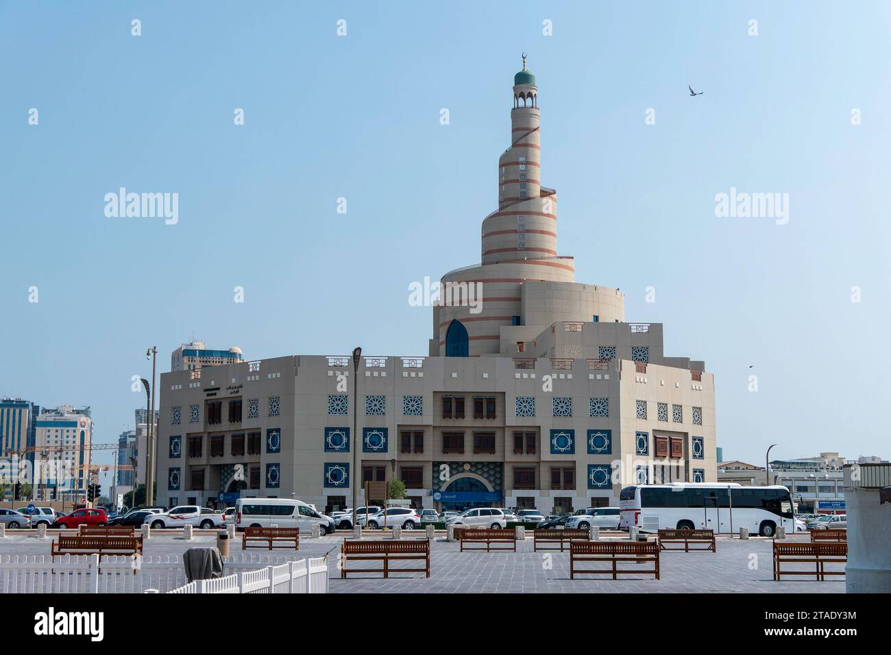 Doha, Qatar, 1 novembre 2023. Vue de la tour en spirale Al Fanar du centre culturel islamique Abdullah Bin Zaid Al Mahmoud Banque D'Images