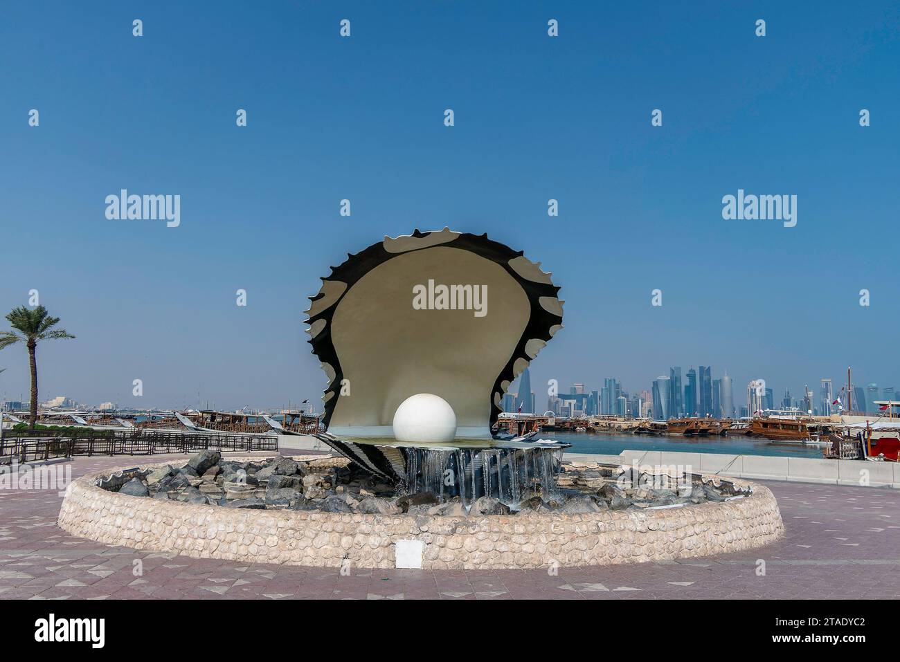 Doha, Qatar, 1 novembre 2023. Pearl Oyster Monument avec sa fontaine à l'extrémité nord de la Corniche. Banque D'Images