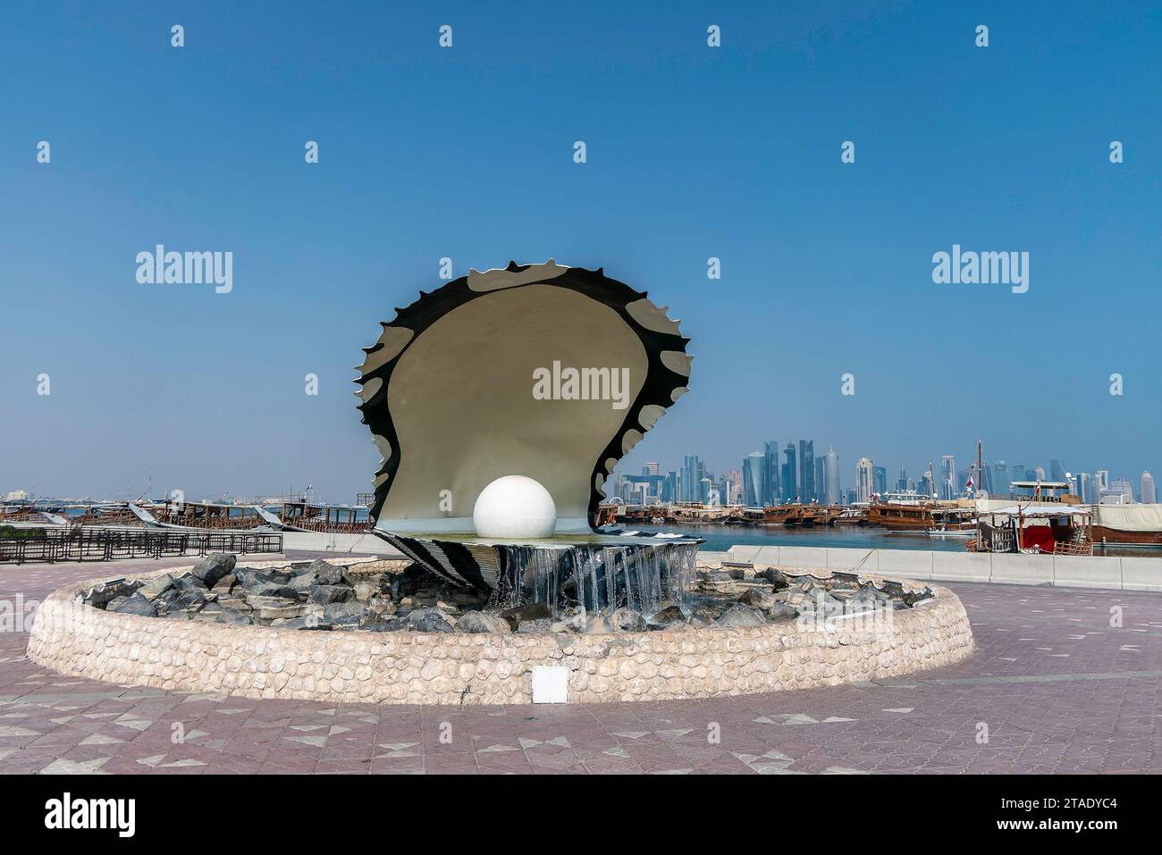 Doha, Qatar, 1 novembre 2023. Pearl Oyster Monument avec sa fontaine à l'extrémité nord de la Corniche. Banque D'Images