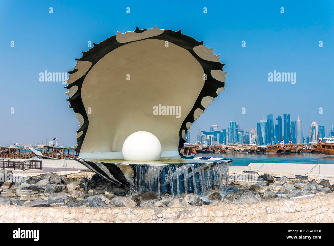 Doha, Qatar, 1 novembre 2023. Pearl Oyster Monument avec sa fontaine à l'extrémité nord de la Corniche. Banque D'Images