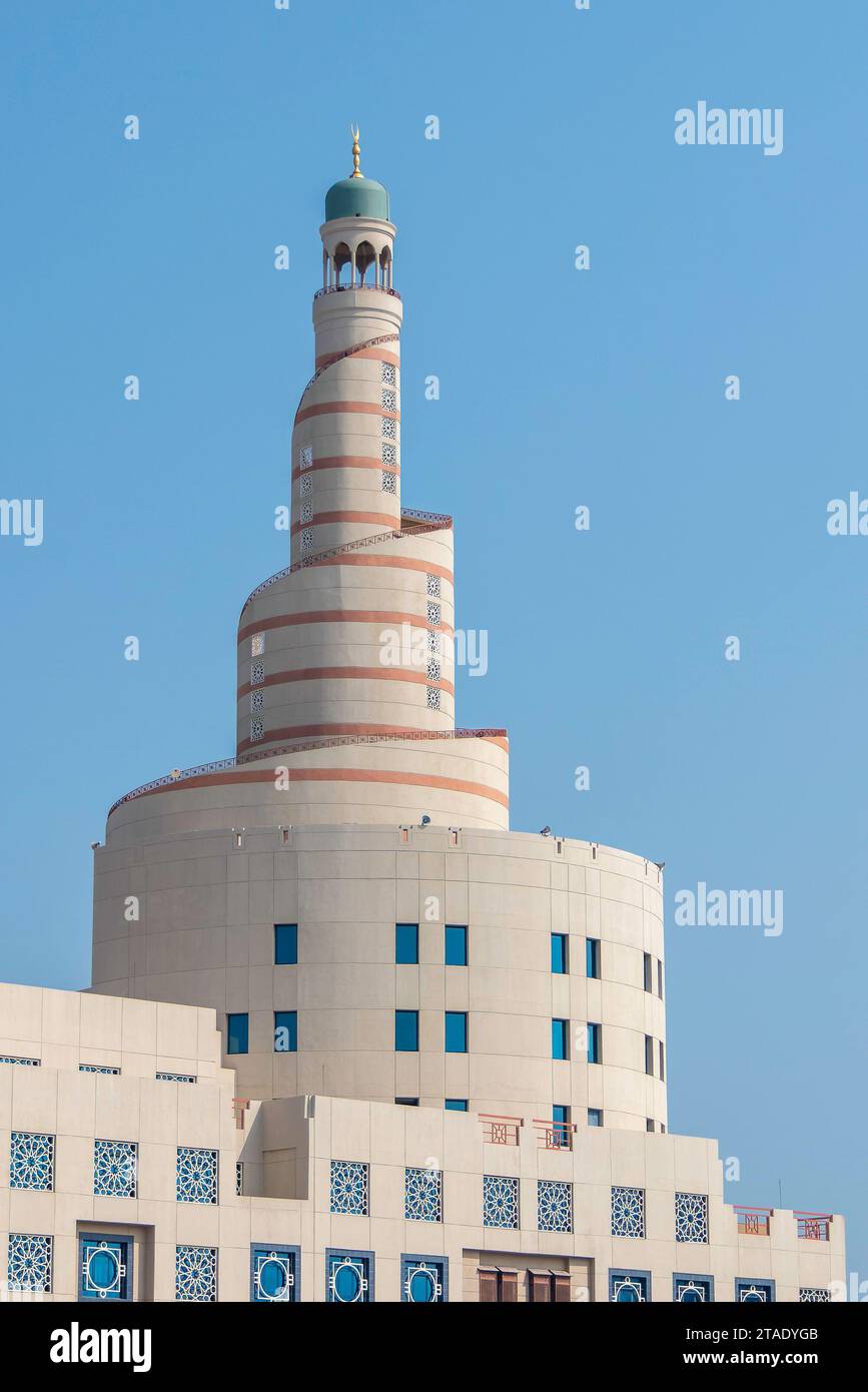Doha, Qatar, 1 novembre 2023. Vue de la tour en spirale Al Fanar du centre culturel islamique Abdullah Bin Zaid Al Mahmoud Banque D'Images