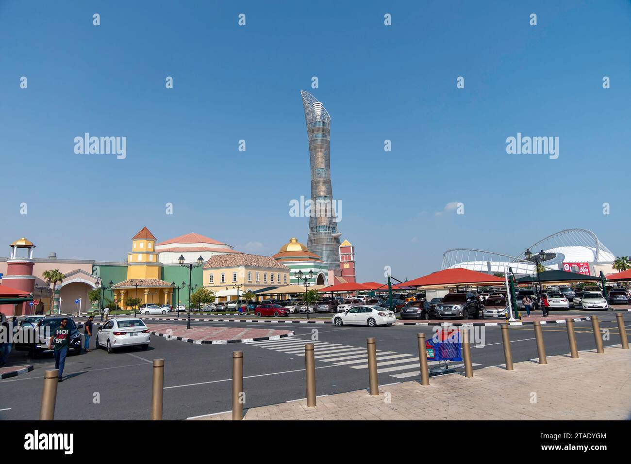 Doha, Qatar, novembre 1 2023. La tour de la flamme, le stade international Khalifa et le centre commercial Villaggio Banque D'Images