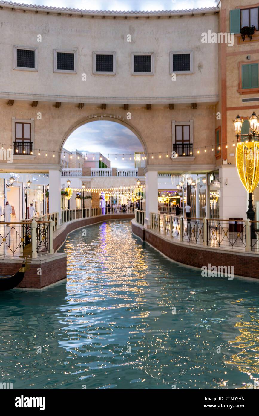Doha, Qatar, 1 novembre 2023. Intérieur du Villaggio Mall Doha avec son décor vénitien Banque D'Images
