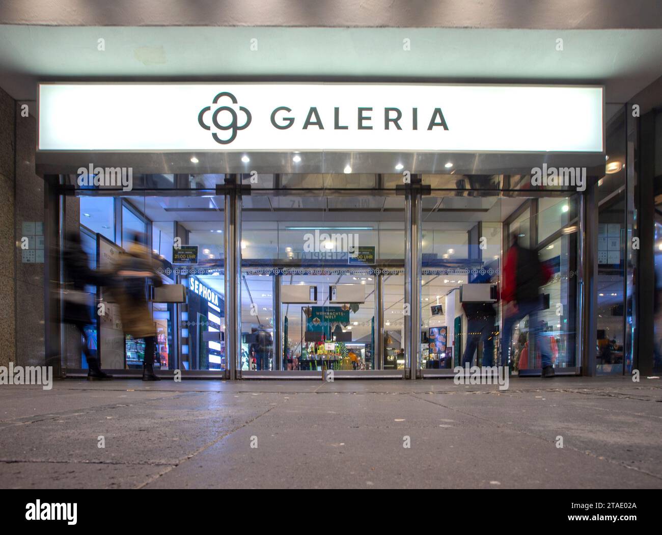 Bonn, Allemagne. 30 novembre 2023. Un logo est accroché sur un magasin Galeria Kaufhof dans le centre-ville. Crédit : Thomas Banneyer/dpa/Alamy Live News Banque D'Images