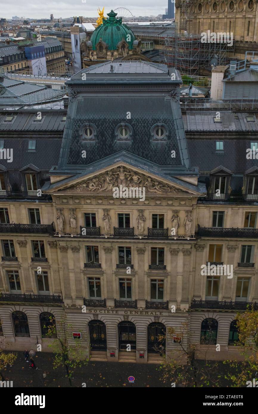 Paris, France, 2023. La façade du flagship de la Société générale et son tympan montrant une allégorie des banques (ville, rivière et Mercure) (verticale) Banque D'Images