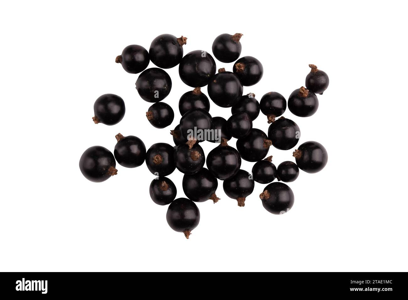 tas de baies de cassis isolé sur fond blanc avec chemin de détourage, vue de dessus Banque D'Images