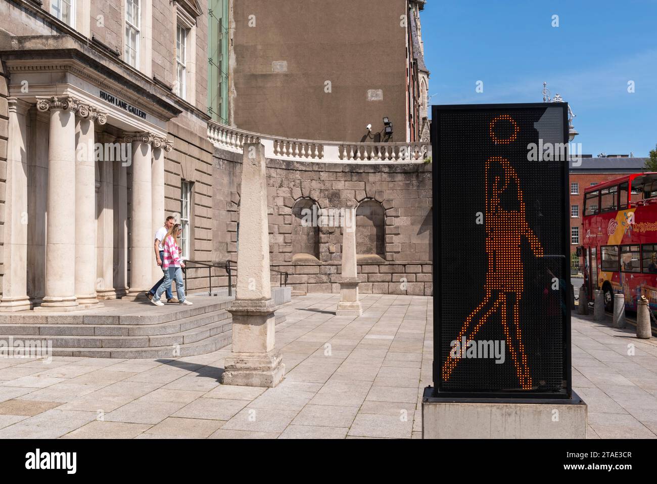 République d'Irlande, Comté de Dublin, Dublin, Hugh Lane Gallery, œuvre de Julian Opie intitulée Suzanne marchant en jupe en cuir, 2006 Banque D'Images