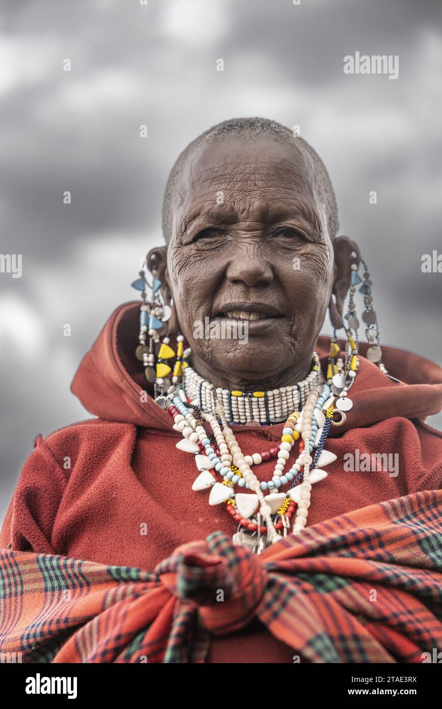 Tanzanie, région d'Arusha, Irmisigyo, portrait d'une femme Massaï dans son village Banque D'Images