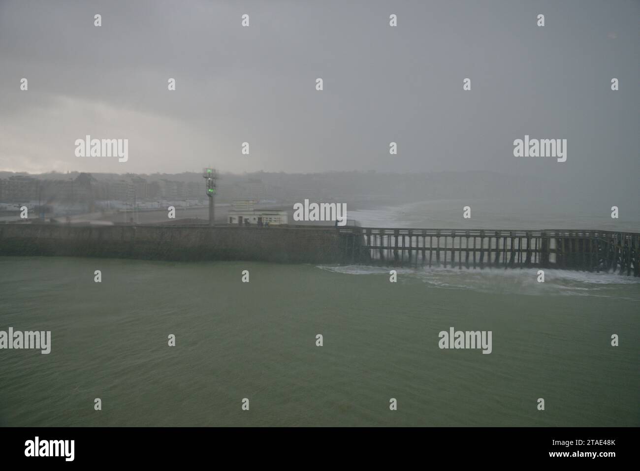 Le port de Dieppe dans le nord de la France par une journée sombre, humide et orageuse en novembre. Banque D'Images