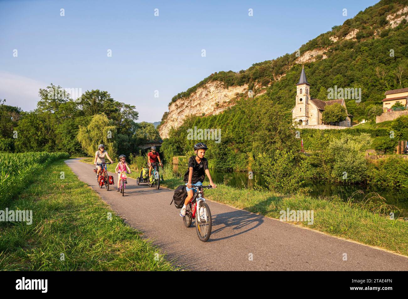 France, Savoie (73), Chanaz, ViaRhôna, cyclistes le long du Canal de Savières Banque D'Images