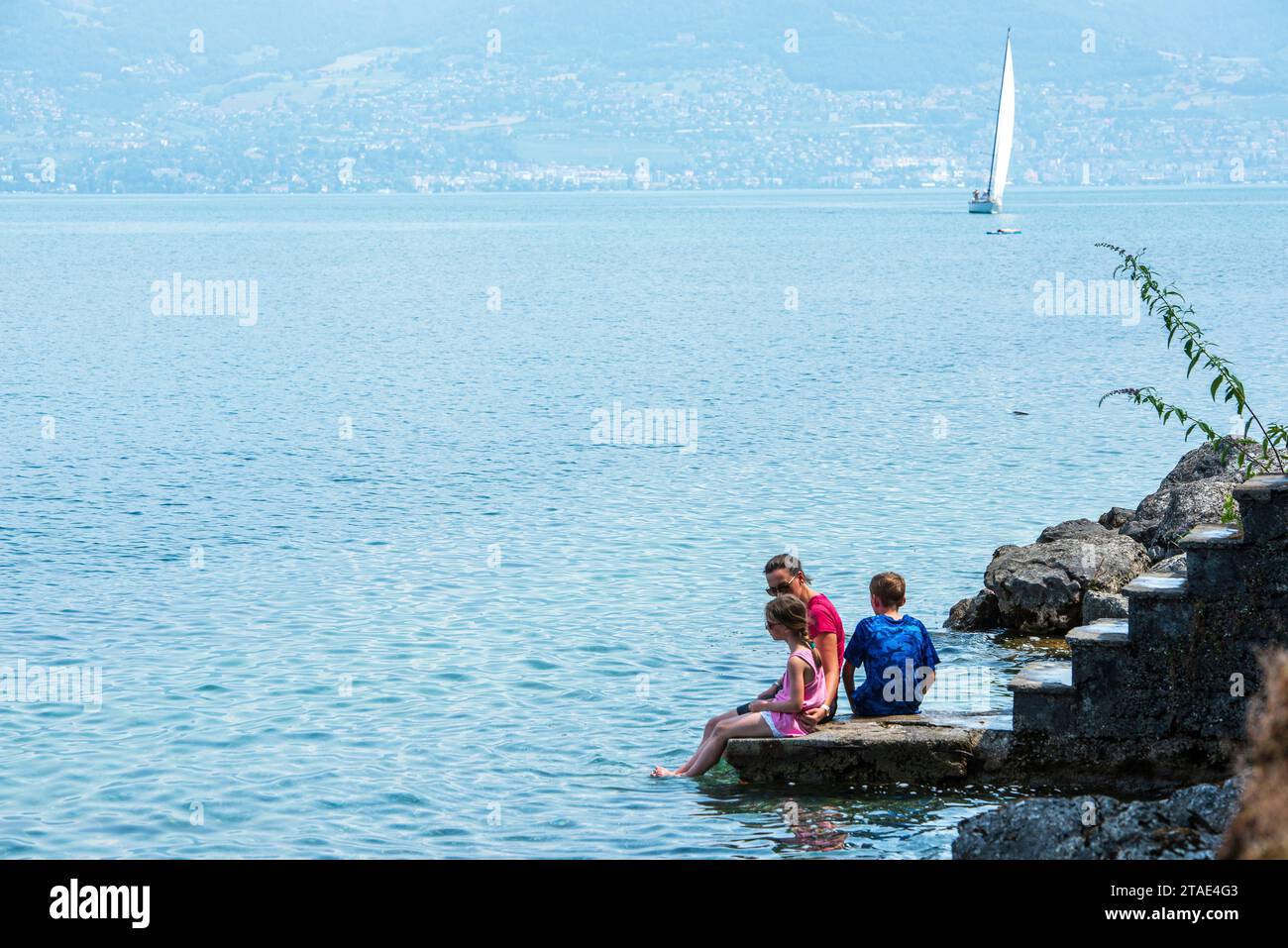 France, haute-Savoie (74), Saint-Gingolph, famille posant sur les rives du lac Léman Banque D'Images