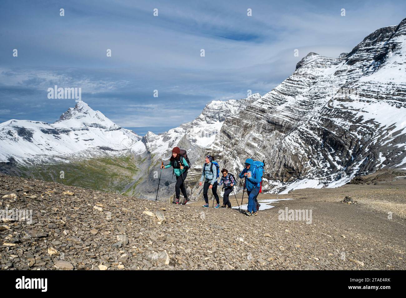 Suisse, Valais, Champéry, Tour des dents blanches, randonneurs marchant vers le Col des Ottans, avec la haute cime (3257m) en arrière-plan à gauche et la Tour Sallière (3218m) en arrière-plan à droite Banque D'Images