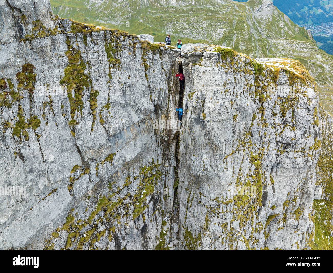 Suisse, Valais, Champéry, Tour des dents blanches, randonneurs sur les échelles menant au Col des Ottans (vue aérienne) Banque D'Images