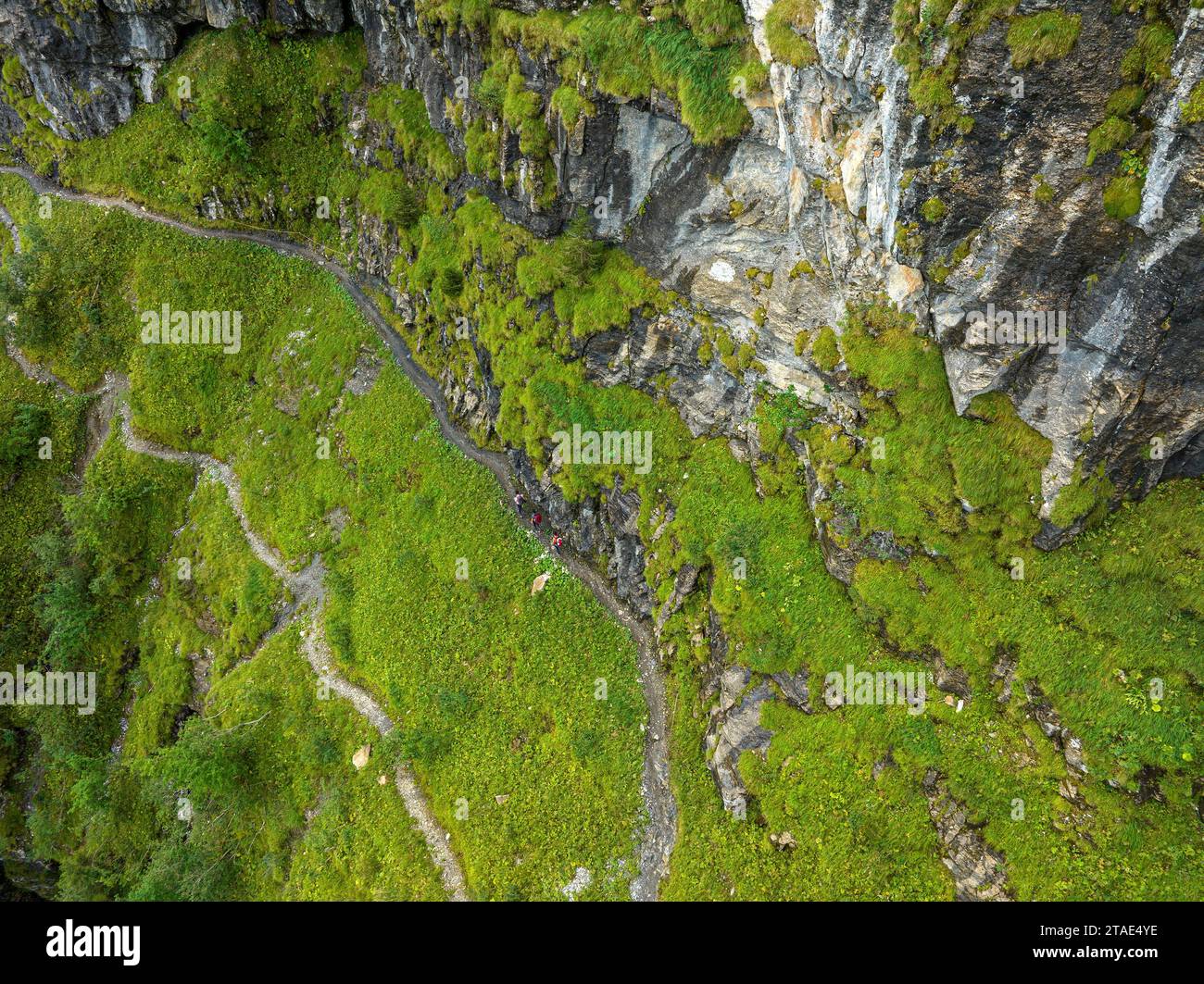 Suisse, Valais, Champéry, Tour des dents blanches, randonneurs sur le pas d'Encel (vue aérienne) Banque D'Images