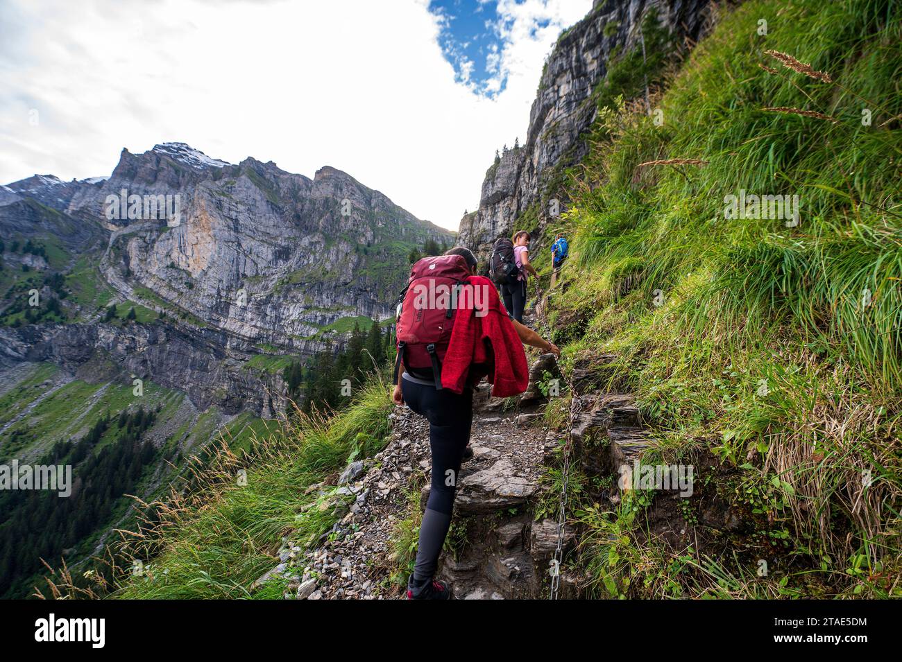 Suisse, Valais, Champéry, Tour des dents blanches, randonneurs sur le pas d'Encel Banque D'Images