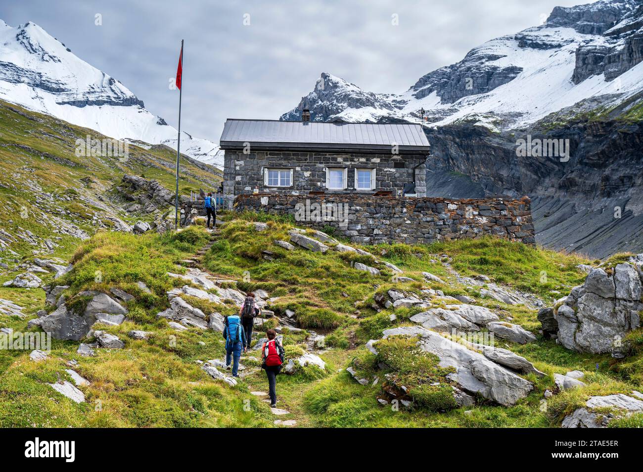 Suisse, Valais, Champéry, Tour des dents blanches, randonneurs arrivant à la cabane de Susanfe (2101m) Banque D'Images