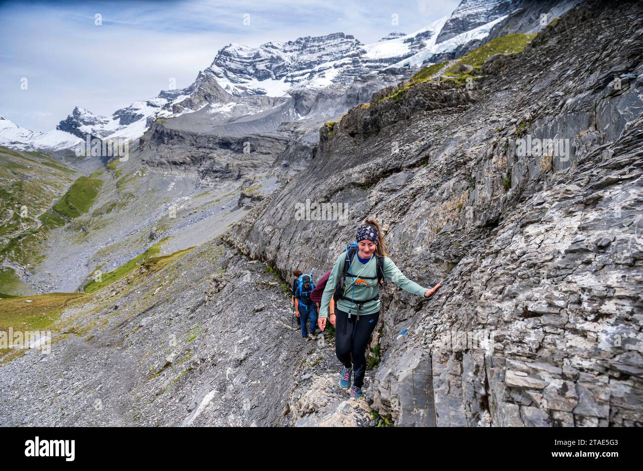Suisse, Valais, Champéry, Tour des dents blanches, randonneurs marchant vers la Tête des Ottans, en arrière-plan vous pouvez voir les contreforts de la haute cime (3257 m) Banque D'Images