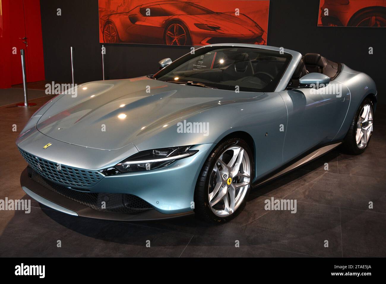 Scarperia, Mugello - 28 octobre 2023 : Ferrari Roma exposée lors des Ferrari World finals 2023 au circuit de Mugello en Italie. Banque D'Images