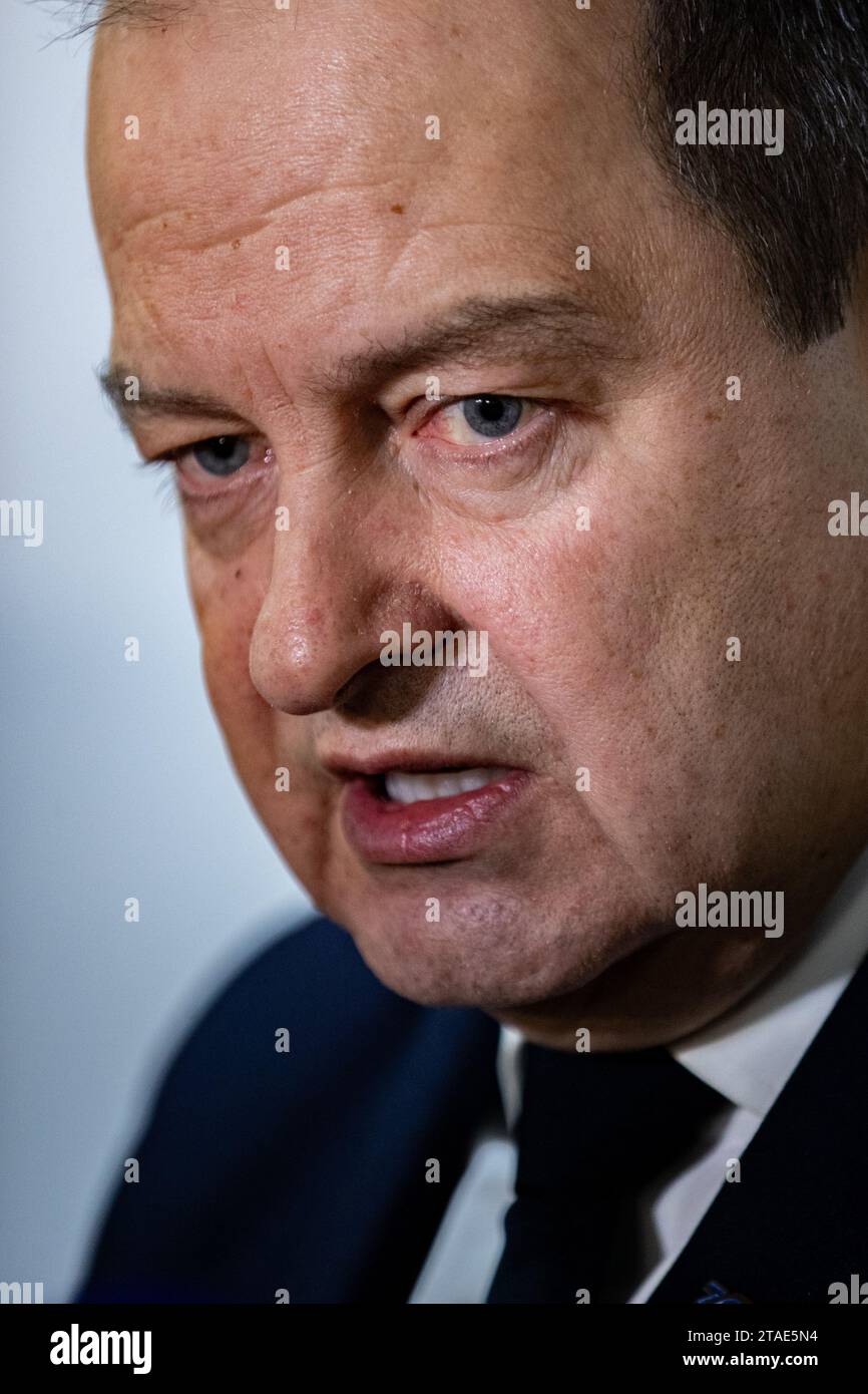 Le ministre serbe des Affaires étrangères, Ivica Dacic, s’est adressé à la presse serbe lors de la première journée de la réunion du Conseil ministériel de l’OSCE à Skopje, présidée par la Macédoine du Nord, le jeudi 30 novembre 2023. (VX photo/ Vudi Xhymshiti) Banque D'Images