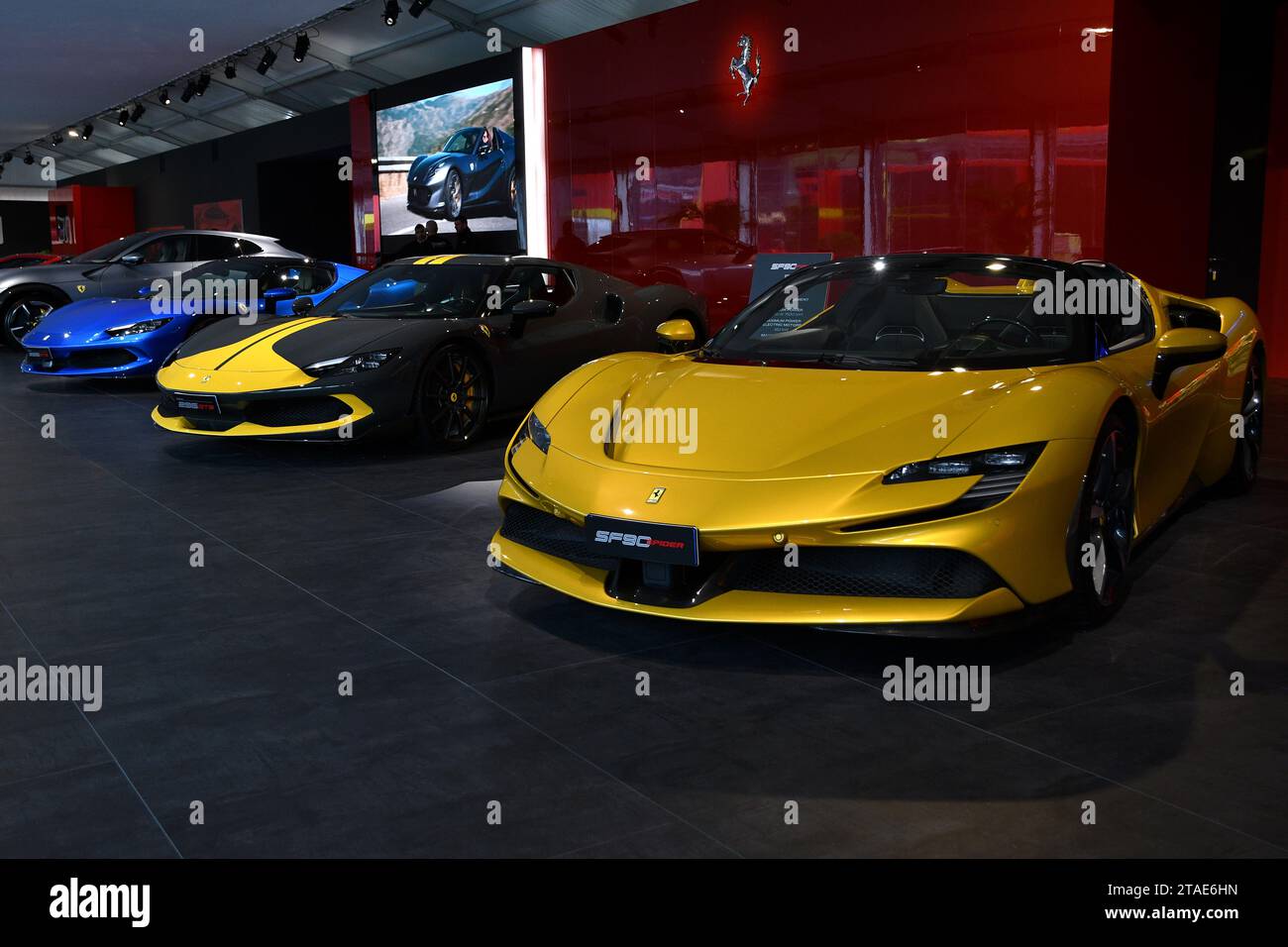 Scarperia, Mugello - 28 octobre 2023 : Ferrari SF90 Spyder exposée lors de la Ferrari World finals 2023 sur le circuit de Mugello en Italie. Banque D'Images