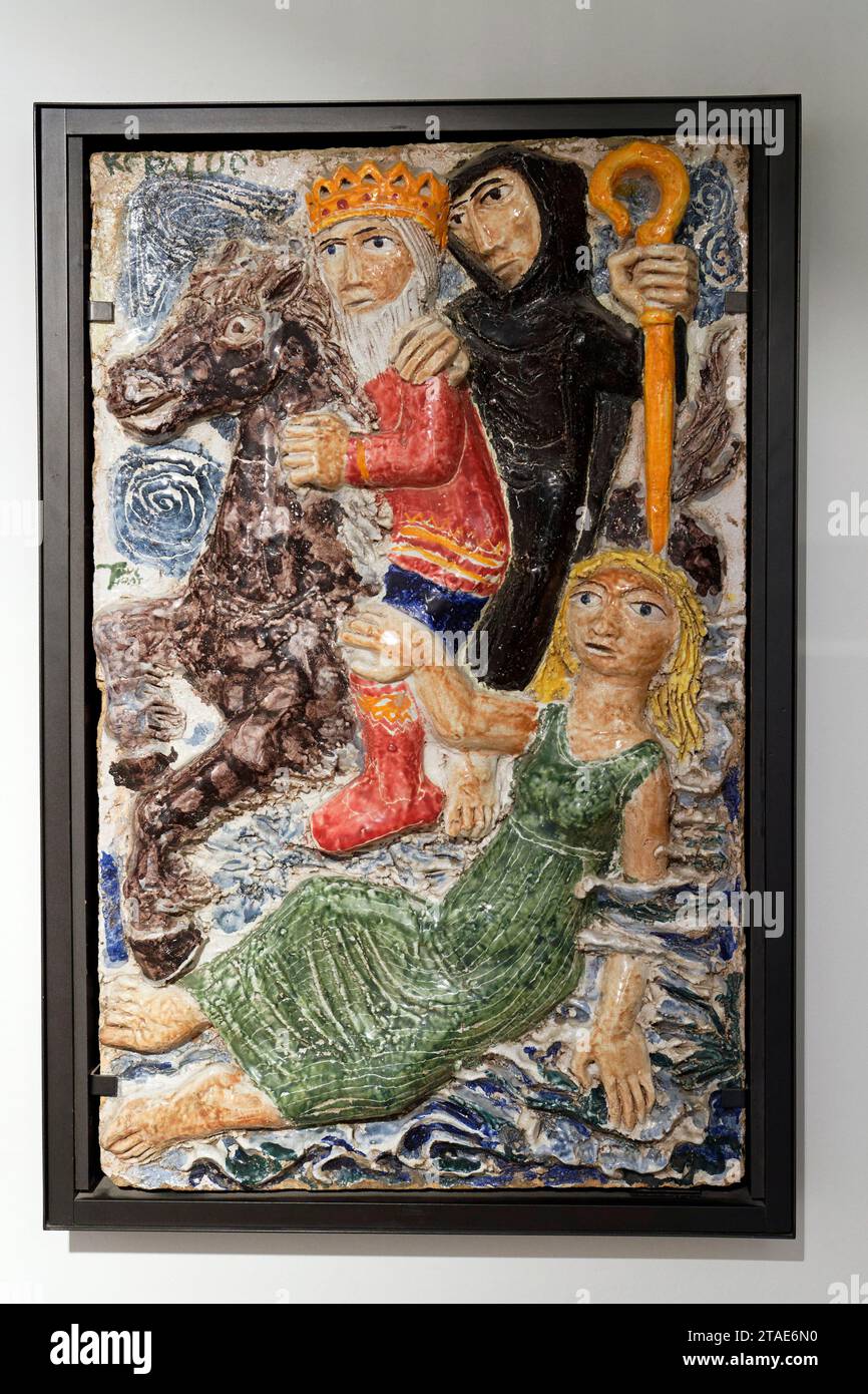 France, Finistère, Quimper, Musée du Département Breton dans l'ancien Palais épiscopal, bas-reliefs en céramique émaillée de Toulhoat Pierre en 1952, légende de la ville d'Ys (roi Gradlon et Saint Guenole rejetant Dahut dans les vagues) Banque D'Images