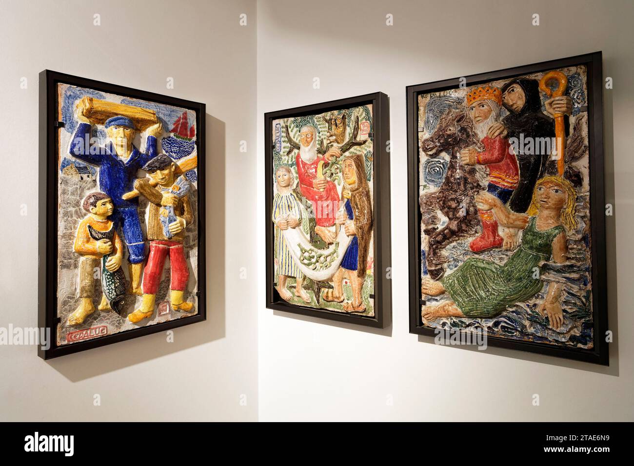 France, Finistère, Quimper, Musée du Département Breton dans l'ancien Palais épiscopal, bas-reliefs en céramique émaillée de Toulhoat Pierre en 1952 Banque D'Images