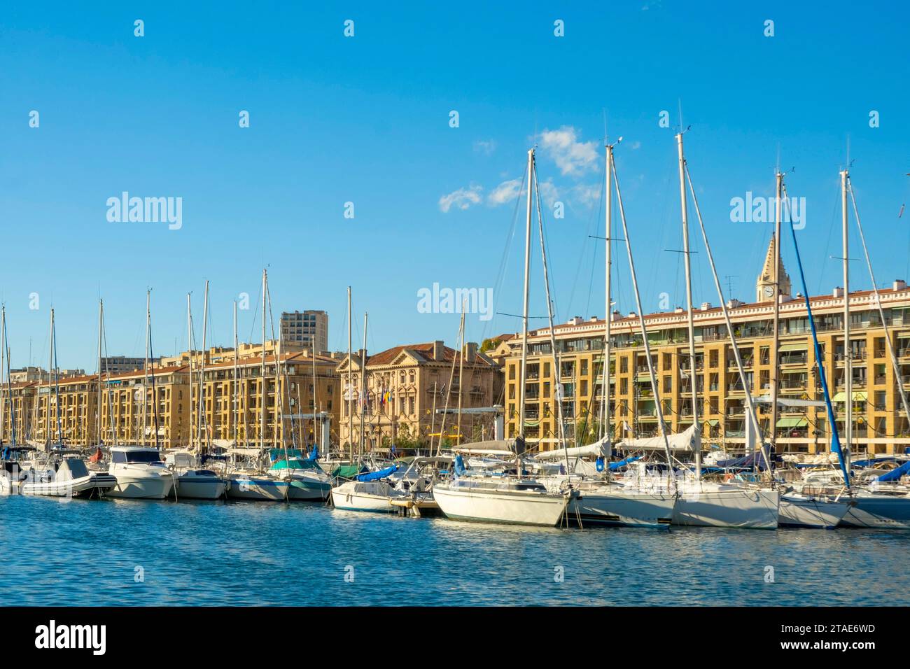 France, Bouches du Rhône, Marseille, le Vieux Port, les bâtiments de Fernand Pouillon au fond du quartier du Panier Banque D'Images