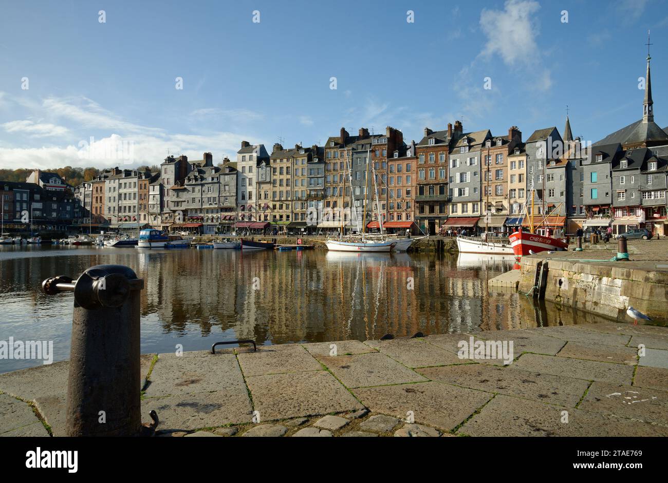 La ville de Honfleur, à l'embouchure de la Seine dans le Calvados, dans le nord de la France. Un petit port en Normandie, intact pendant la Seconde Guerre mondiale. Banque D'Images