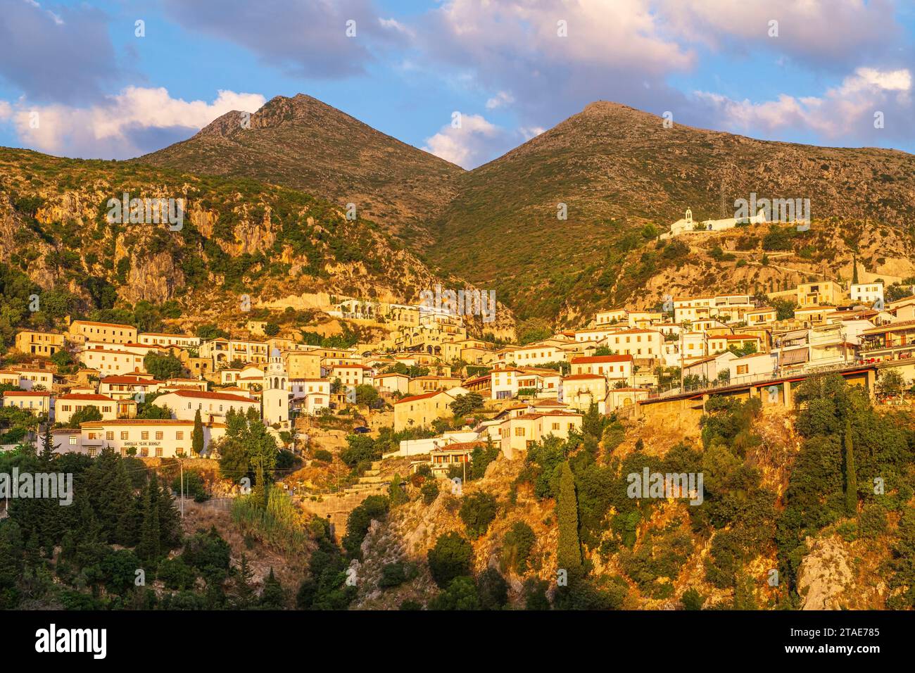 Albanie, province de Vlora, le vieux village de Dhermi construit sur un versant des montagnes Ceraunian Banque D'Images