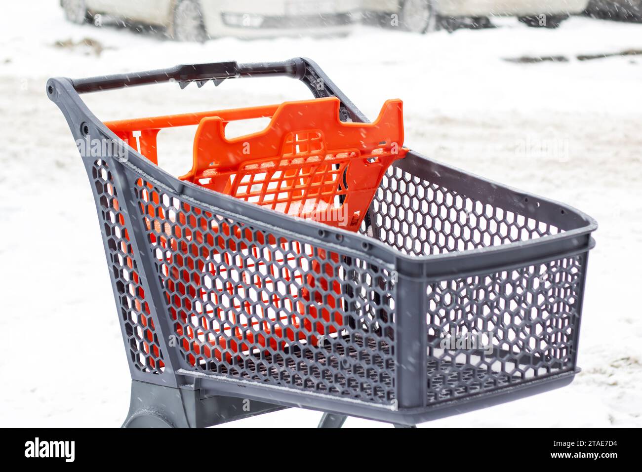 Chariot pour faire du shopping en plein air dans la neige de près Banque D'Images