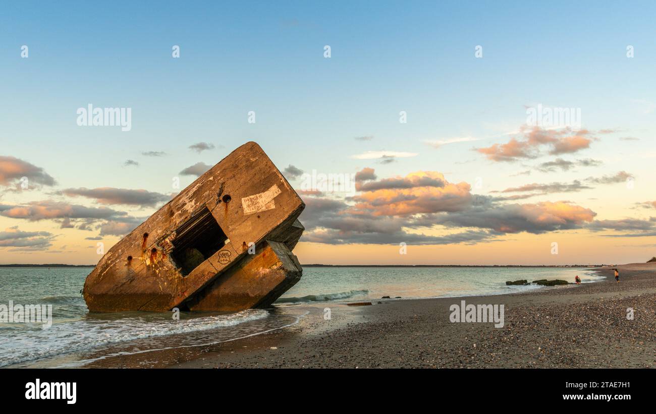 France, somme (80), Baie de somme, le Hourdel, coucher de soleil sur le blockhaus de Hourdel et les brise-lames Banque D'Images