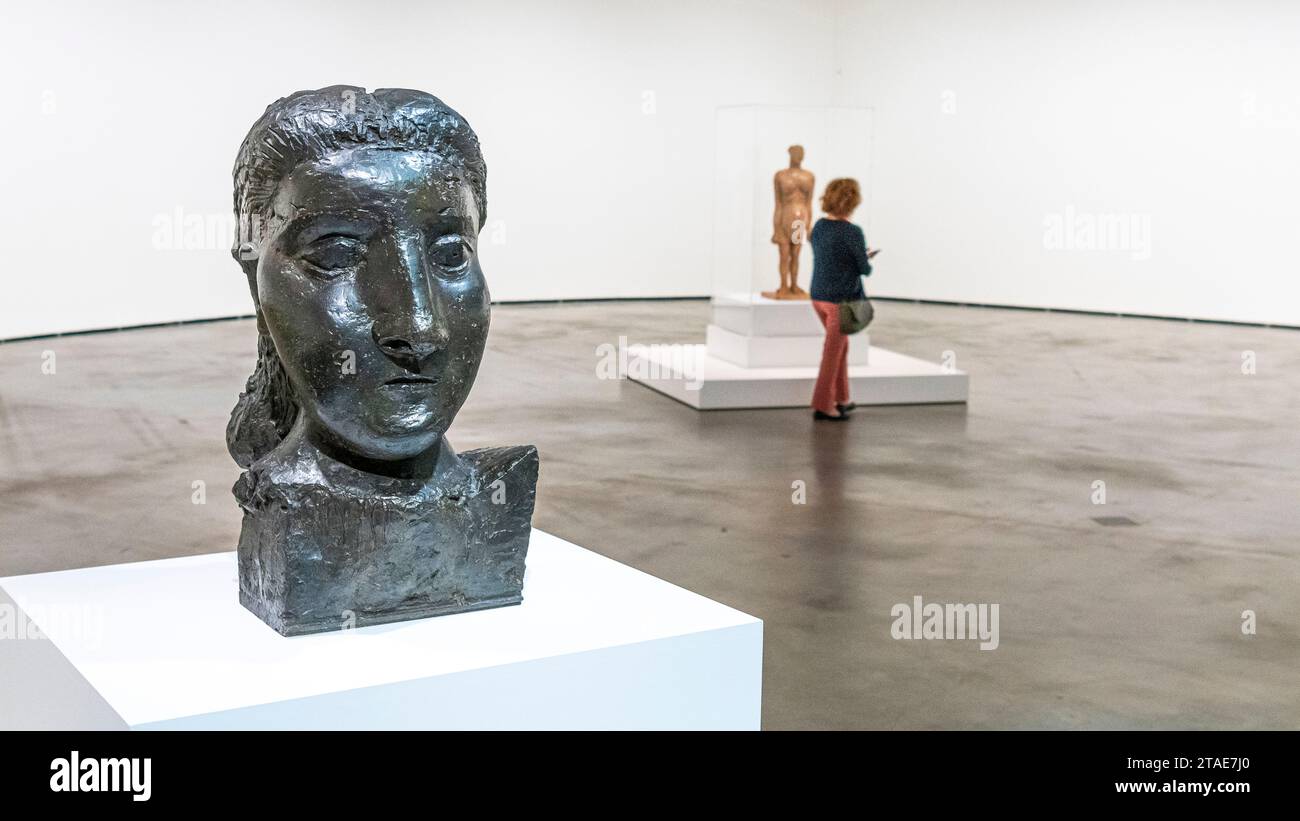 Espagne, pays Basque, Bilbao, la plus grande ville de la communauté autonome du pays Basque et du nord de la péninsule ibérique. Le musée Guggenheim de Bilbao est un musée d'art moderne et contemporain conçu par Frank Gehry. Galeries Pablo Picasso - Pablo Picasso, Tête de femme (Dora Maar), 1941 Bronze Banque D'Images