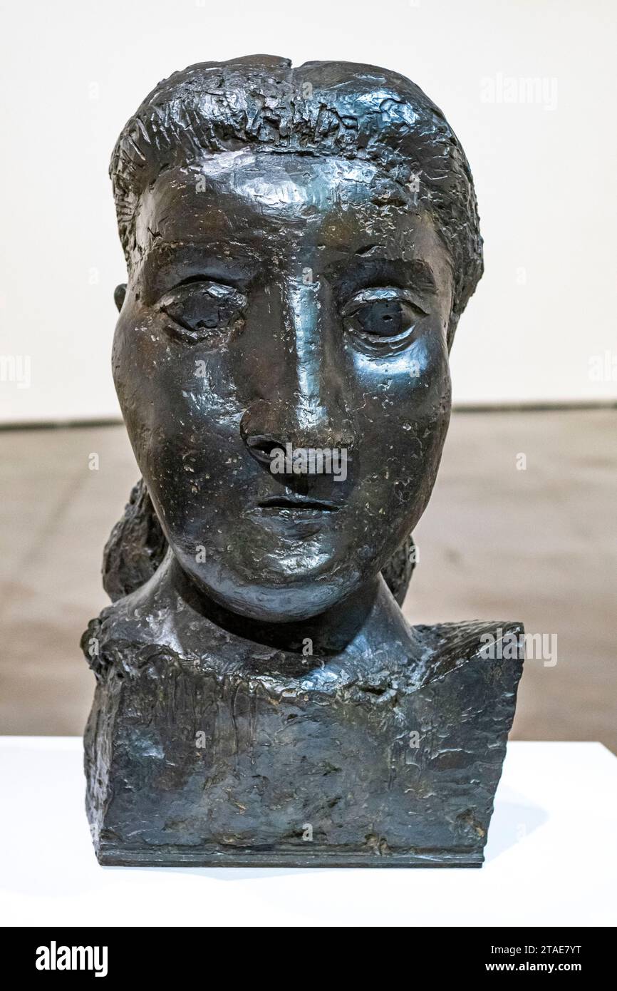 Espagne, pays Basque, Bilbao, la plus grande ville de la communauté autonome du pays Basque et du nord de la péninsule ibérique. Le musée Guggenheim de Bilbao est un musée d'art moderne et contemporain conçu par Frank Gehry. Galeries Pablo Picasso - Pablo Picasso, Tête de femme (Dora Maar), 1941 Bronze Banque D'Images